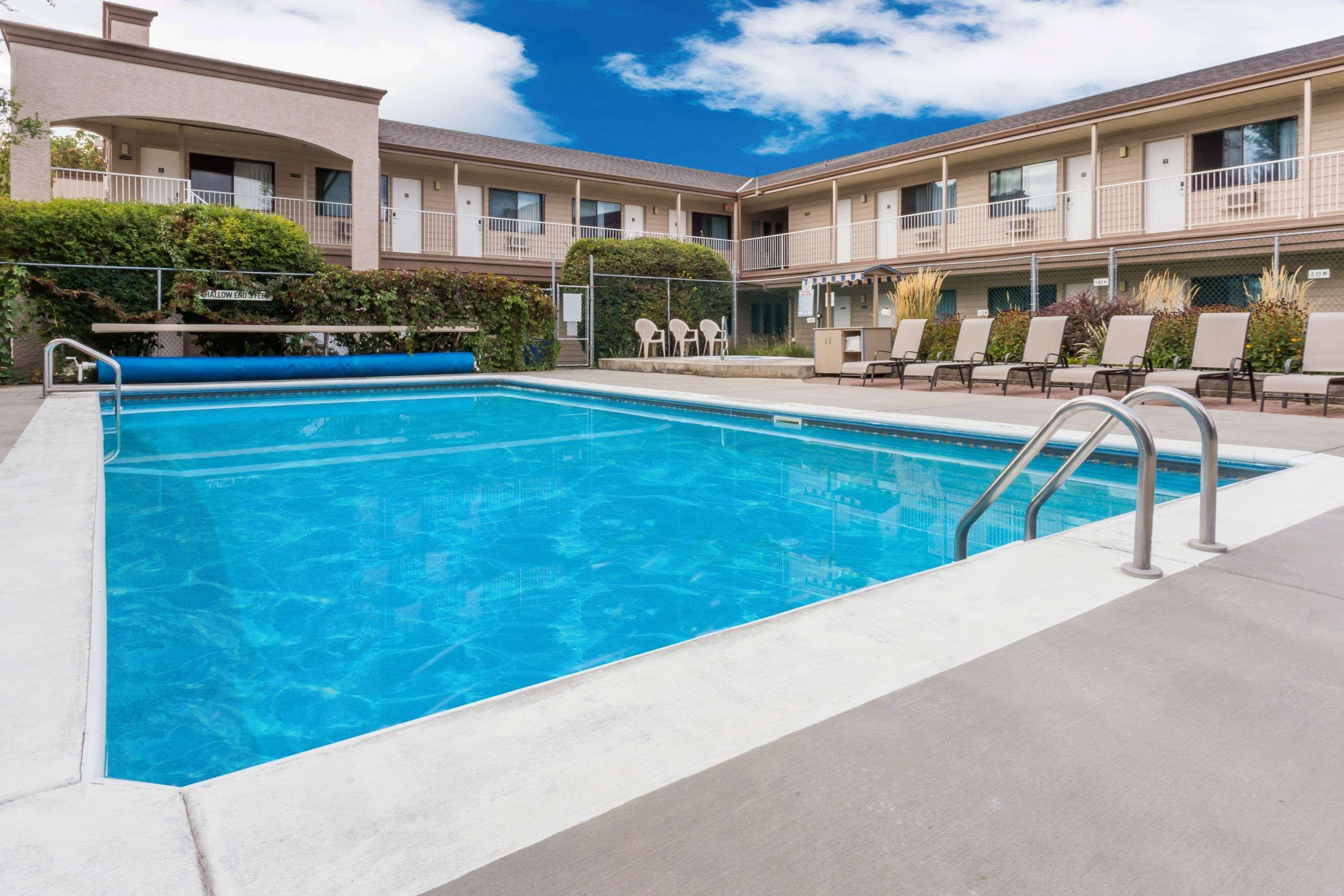 Super 8 By Wyndham Kelowna Bc Exterior foto
