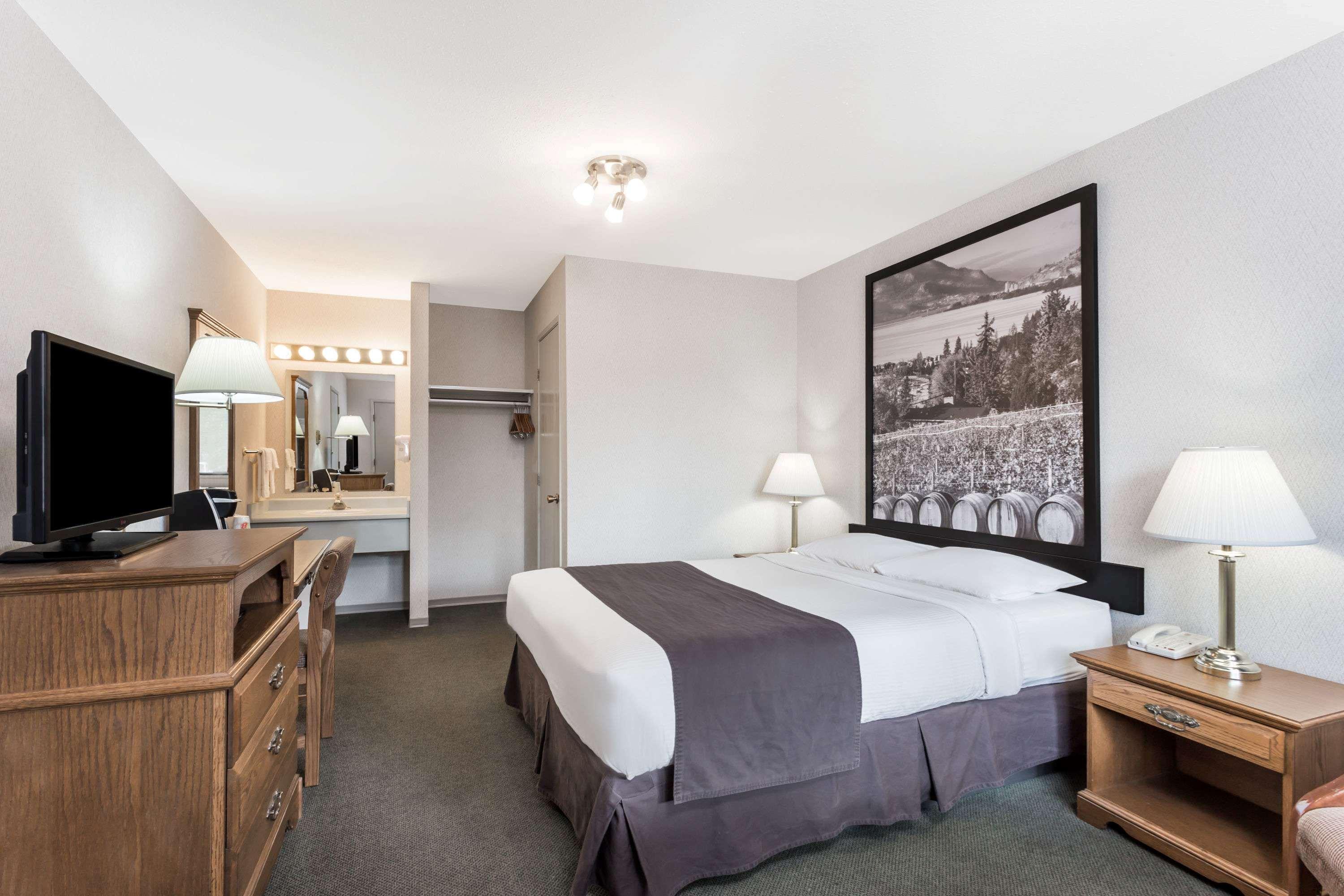 Super 8 By Wyndham Kelowna Bc Exterior foto