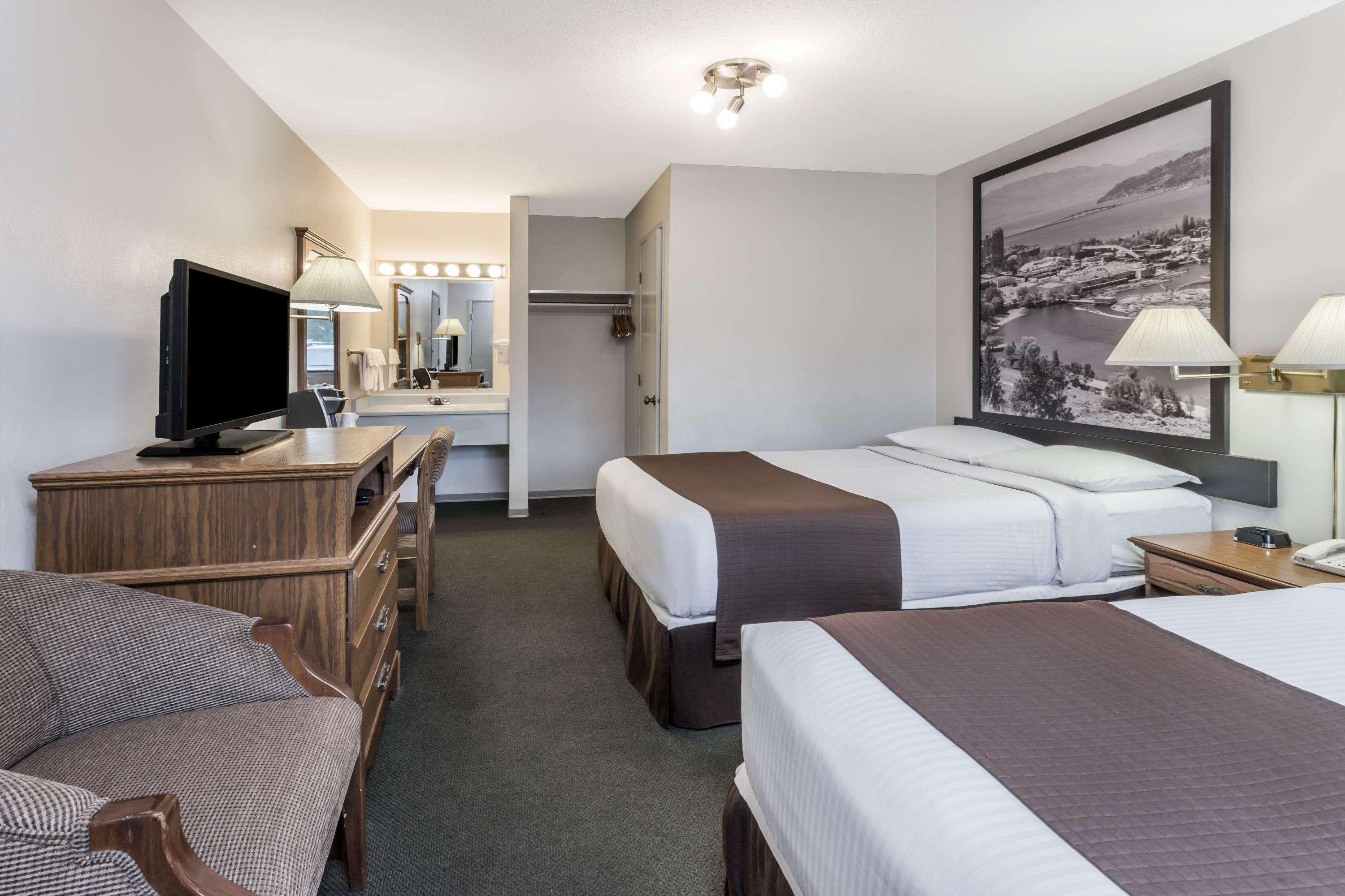 Super 8 By Wyndham Kelowna Bc Exterior foto