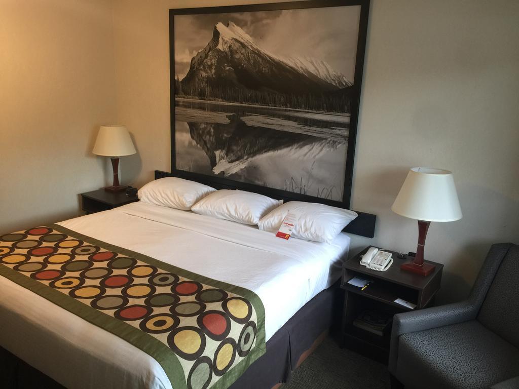 Super 8 By Wyndham Kelowna Bc Exterior foto